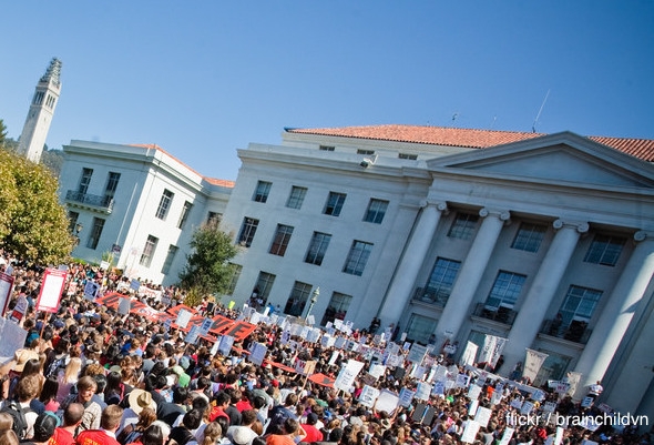 Crowd of hundreds of students protests in UC Berkeley Sproul Plaza