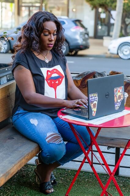 Janelle Luster working on her computer at an outdoor cafe in San Francisco. Photo Credit: Bethanie Hines.