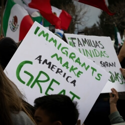 sign saying "Immigrants make America Great"